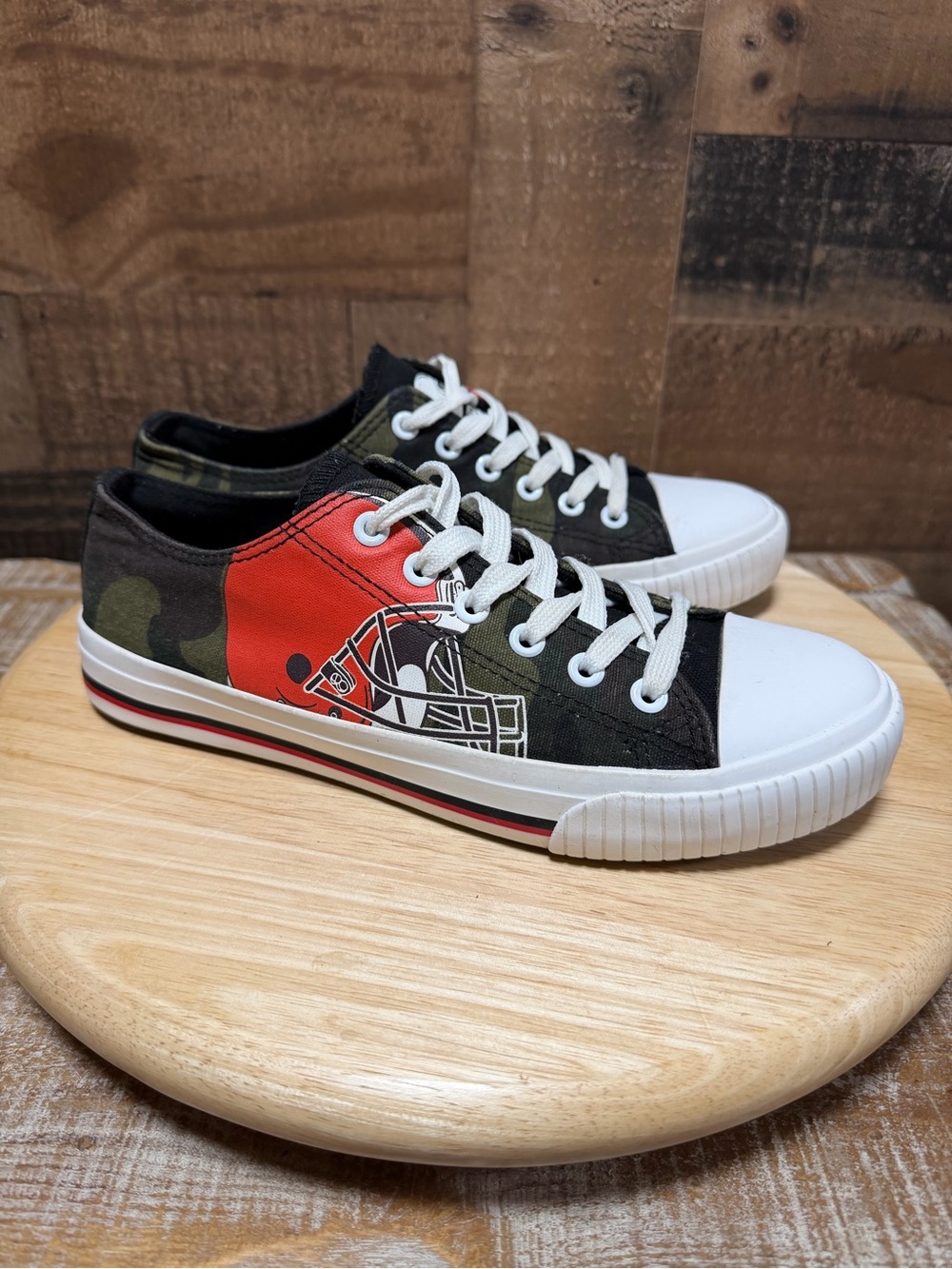 FOCO Cleveland Browns Womens Size 9 Camo Low Top Canvas Sneakers NFL Shoes
